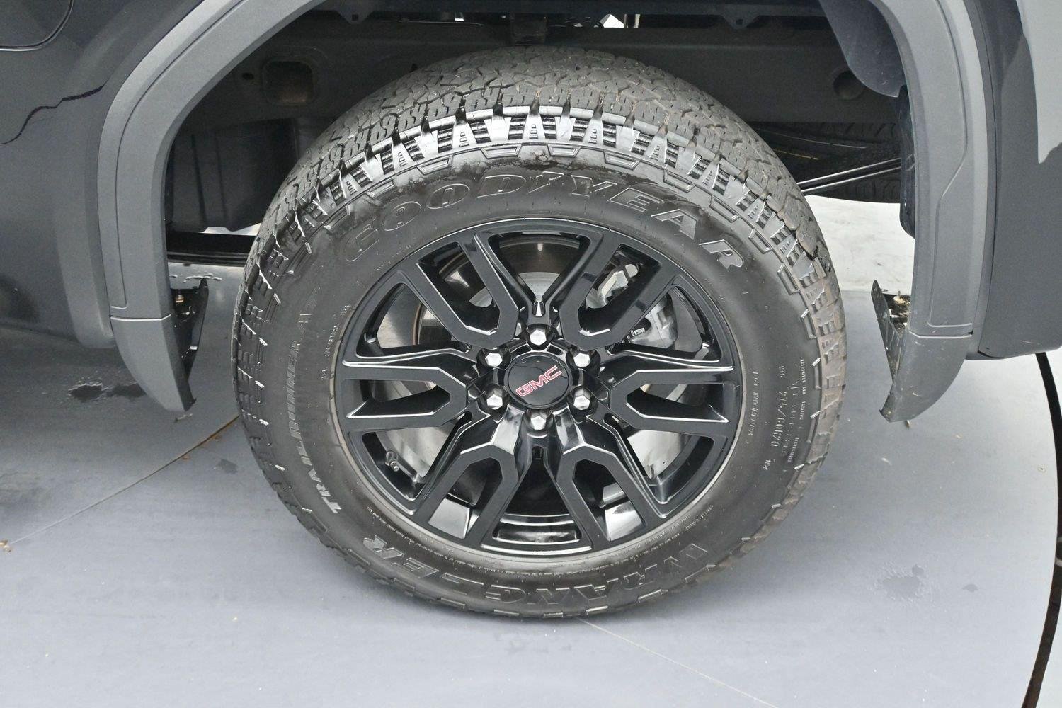 Used 2025 Onyx Black GMC Elevation image 30