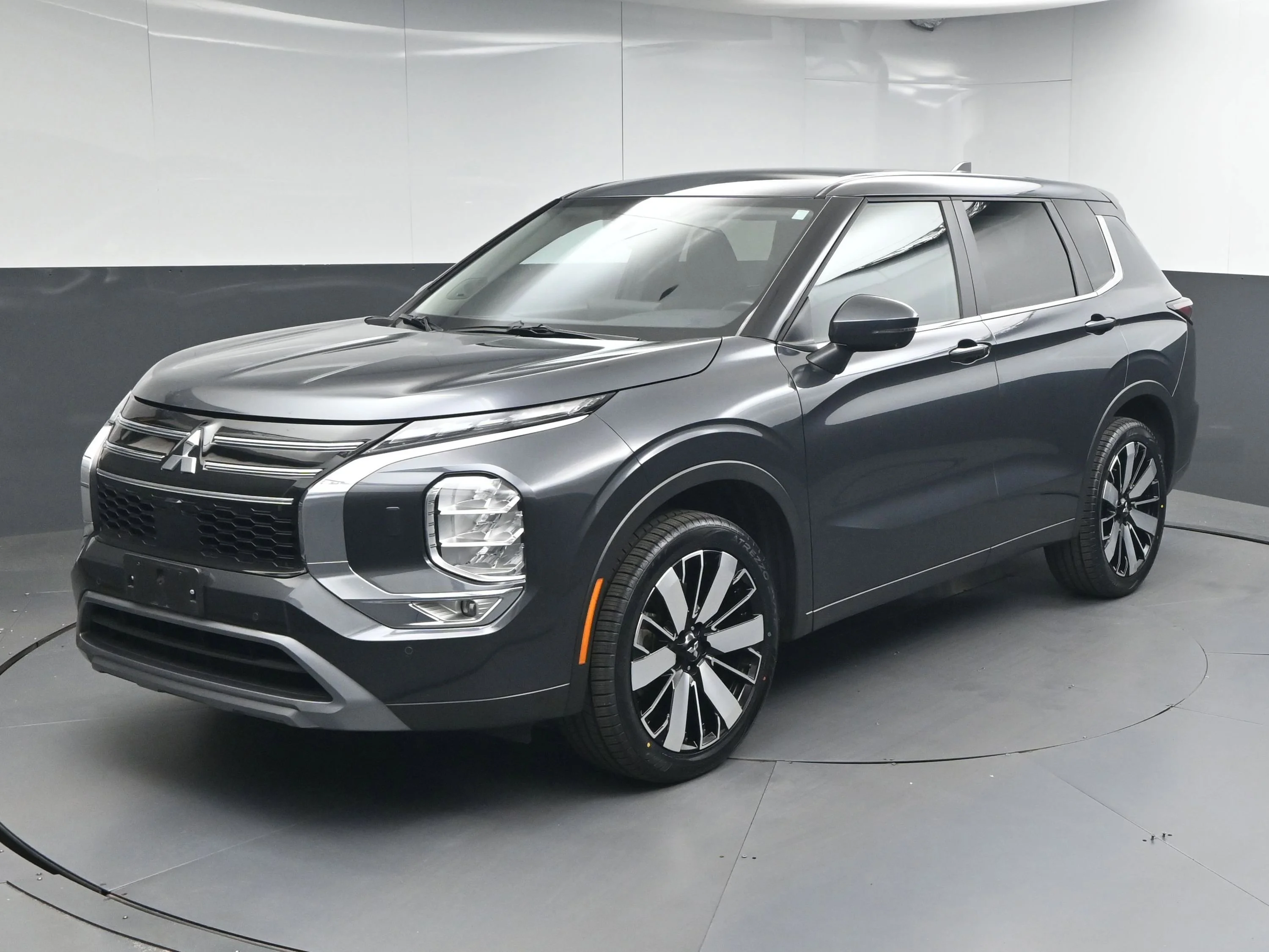 Used 2025  Mitsubishi  image 3