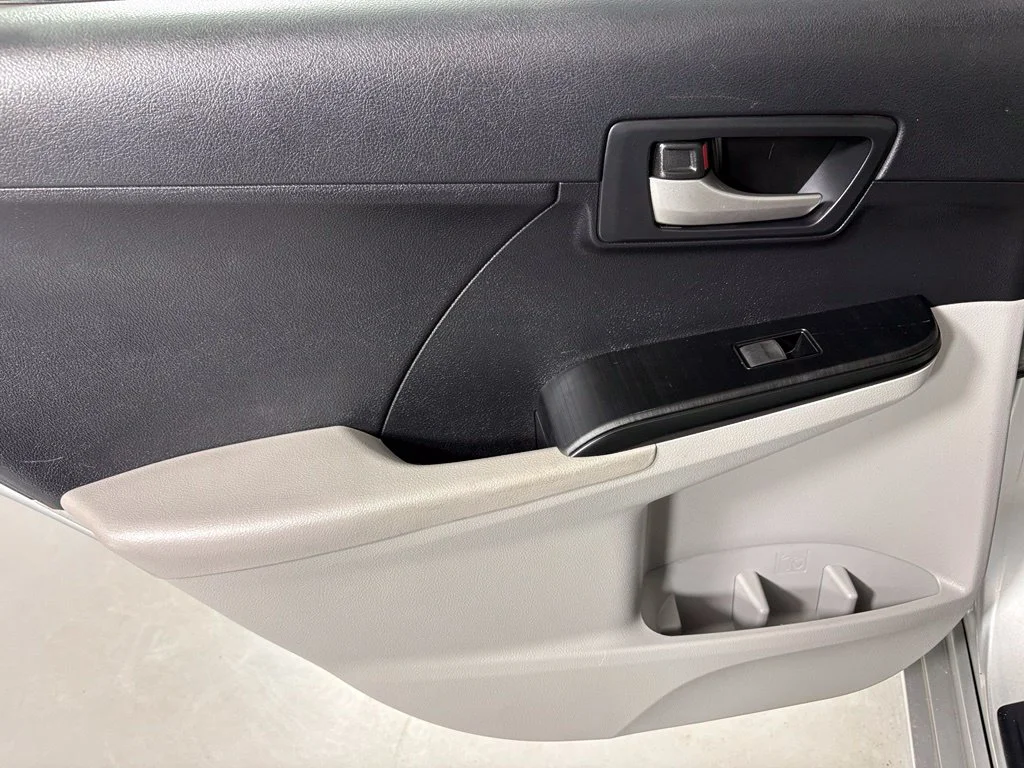 Used 2014 Silver Toyota LE image 30