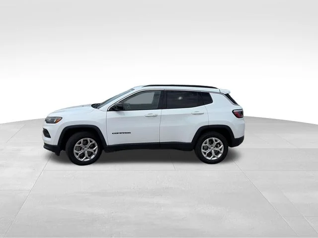 Used 2024 White Jeep Latitude image 3