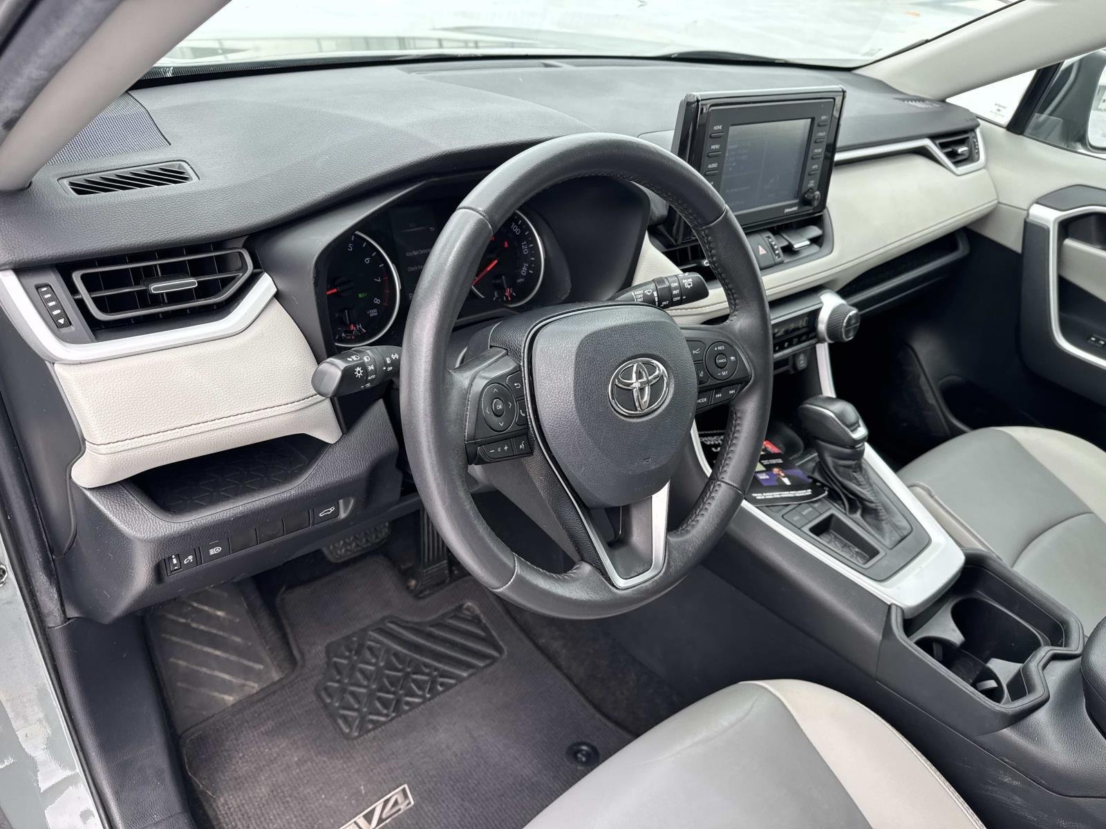 Used 2021 Lunar Rock Toyota XLE Premium image 18