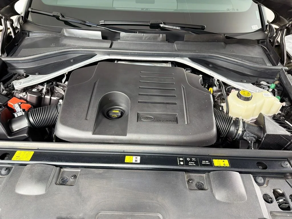Used 2024  Land Rover Dynamic SE image 32
