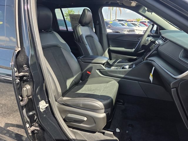 Used 2025 Diamond Black Crystal Pearlcoat Jeep Altitude X image 18