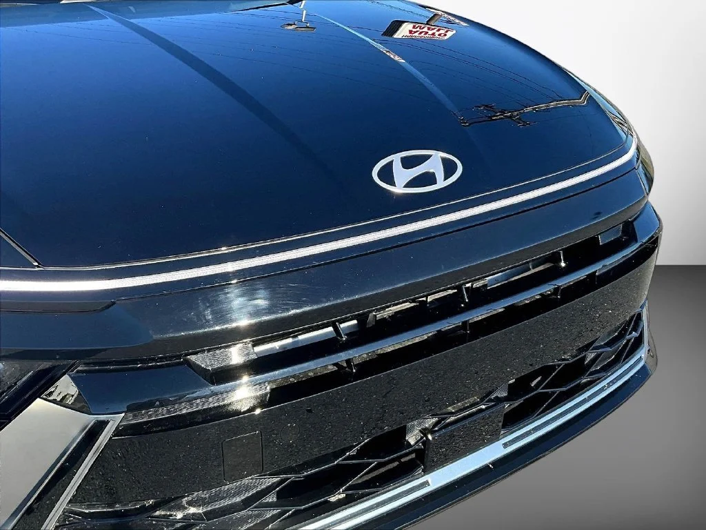 Used 2025 Black Hyundai SEL image 34