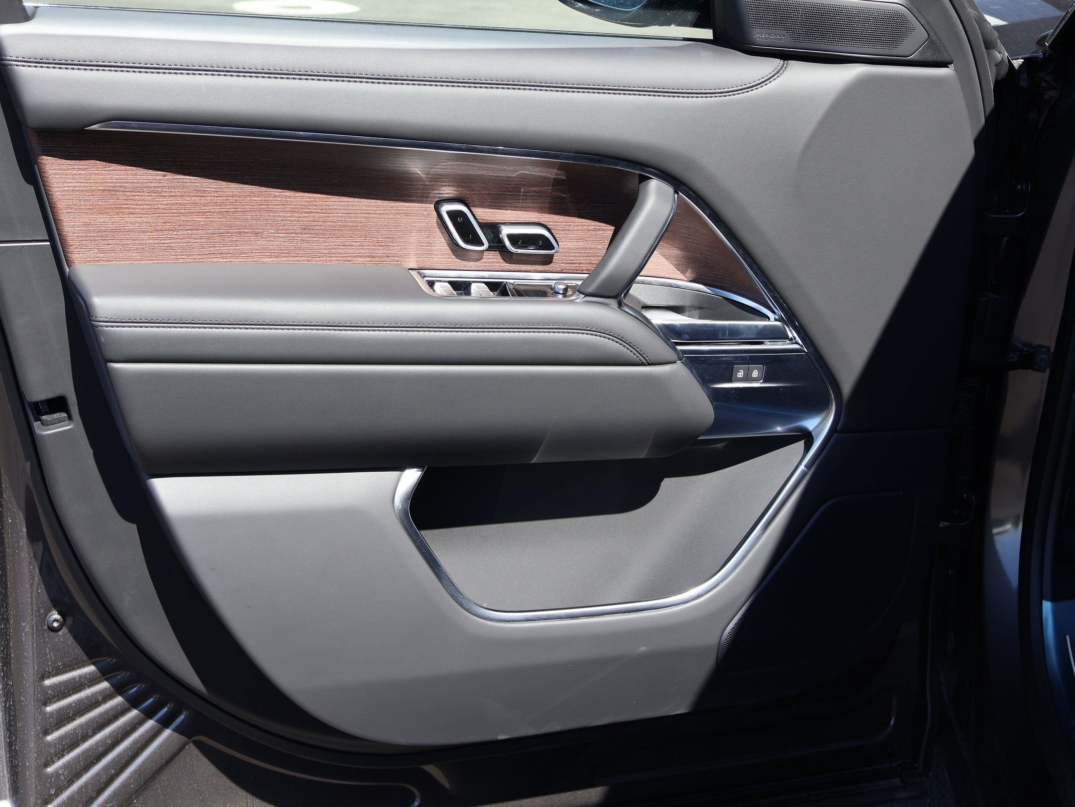 Used 2025 Eiger Grey Metallic Land Rover SE image 15