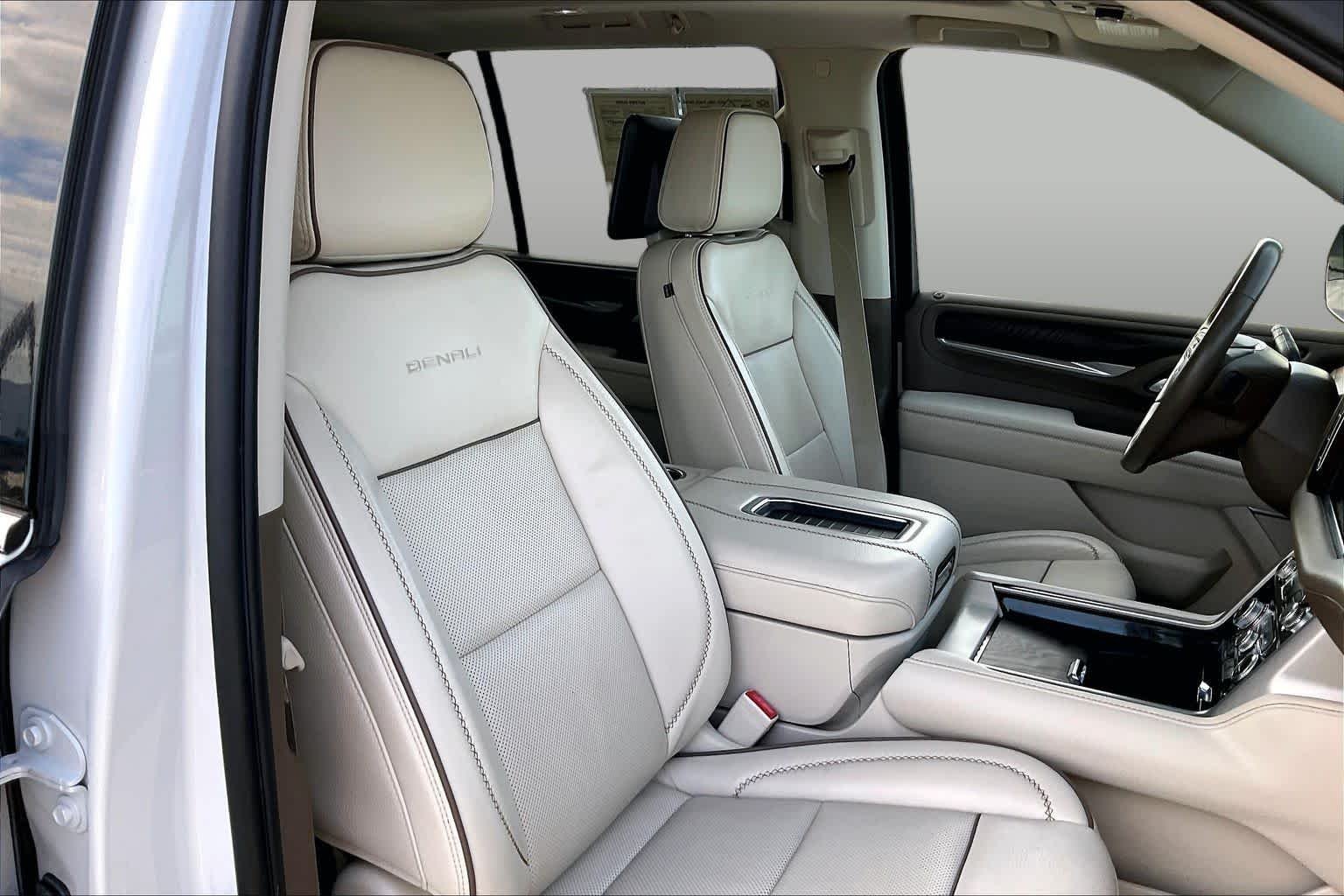 Used 2022 White Frost Tricoat GMC Denali image 9