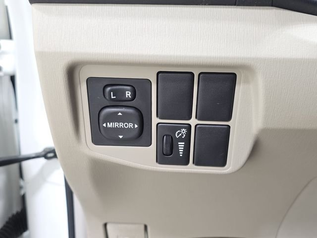 Used 2010 White Toyota II image 24