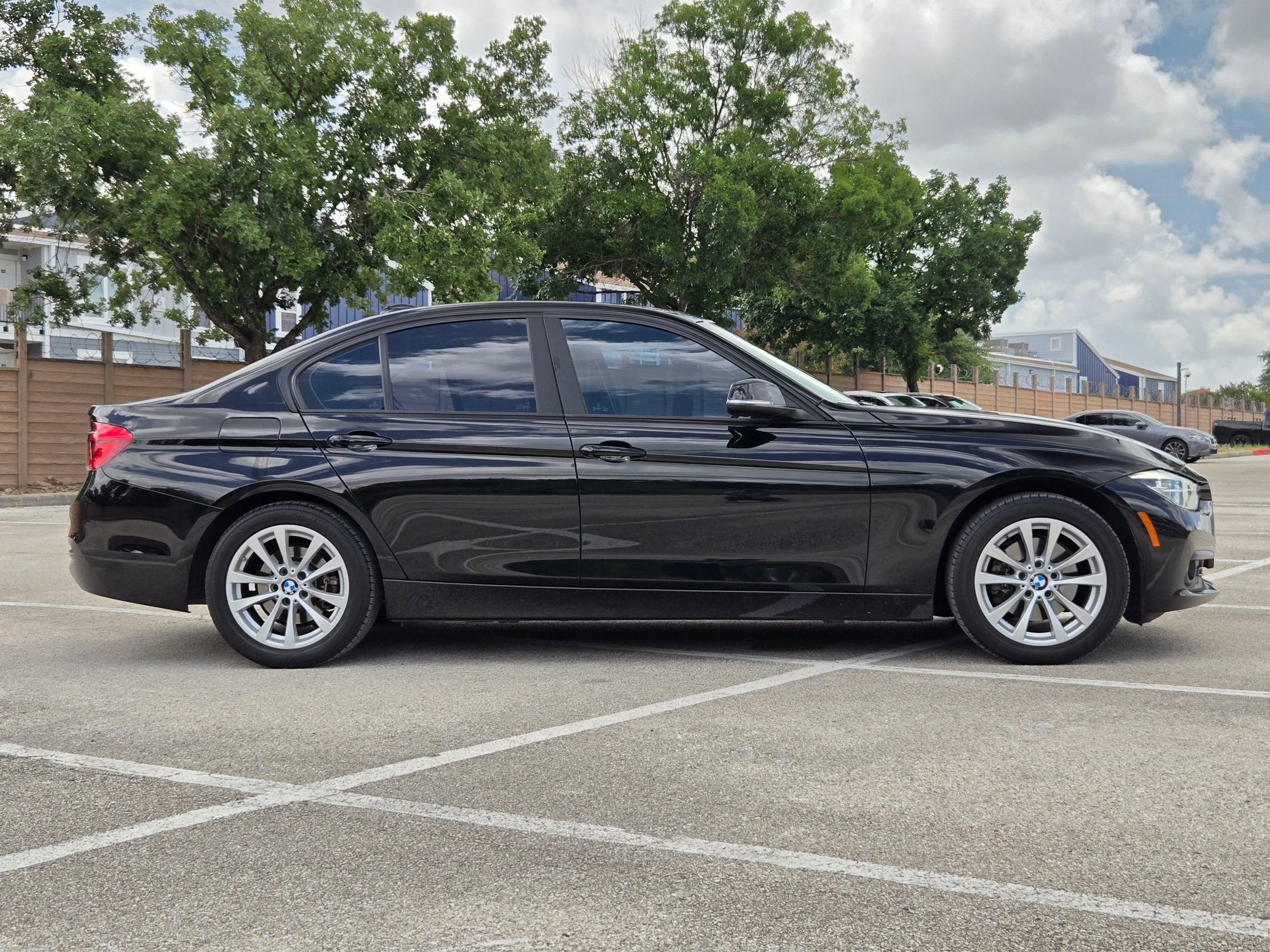 Used 2018 Black BMW 320i image 2