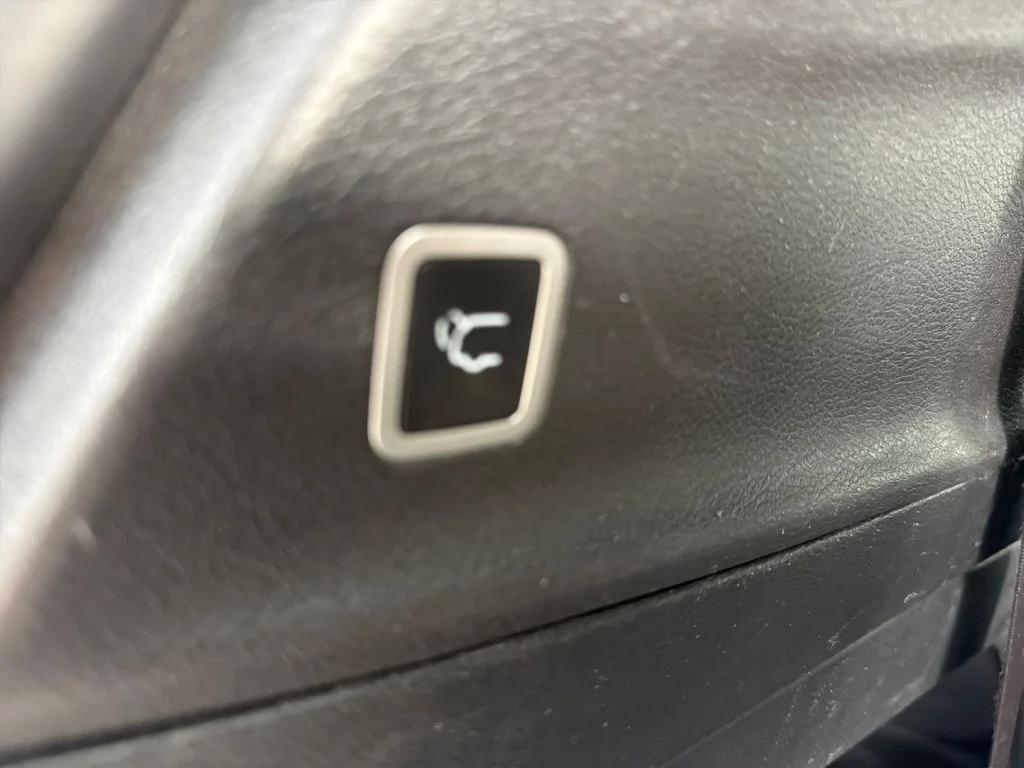 Used 2020 Black Chrysler Touring L Plus image 34