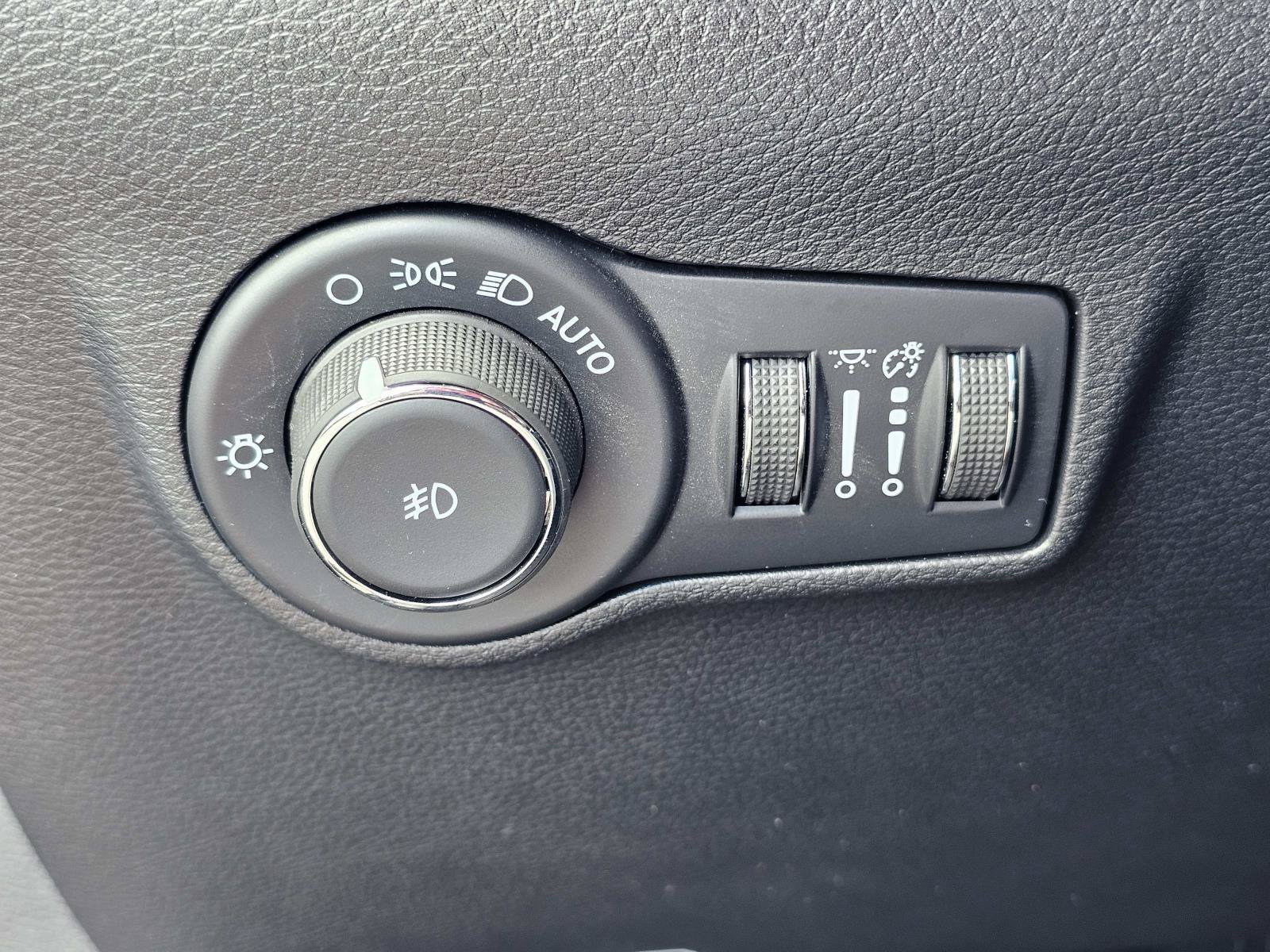 New 2026 Diamond Black Crystal Pearlcoat Jeep Latitude Altitude image 18