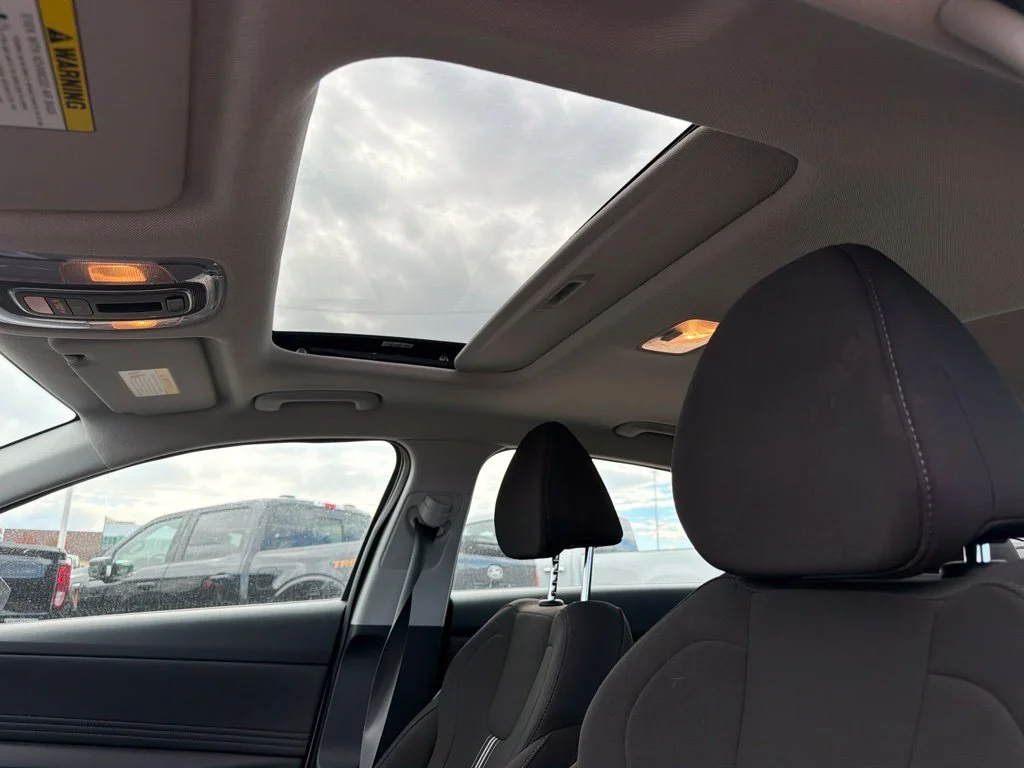Used 2025 White Hyundai SEL Convenience image 12