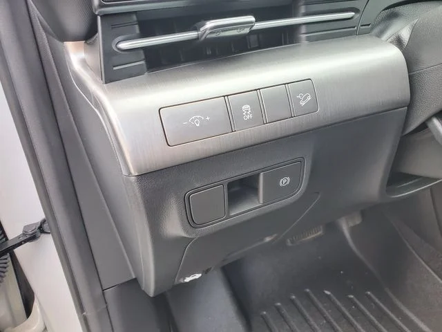 Used 2025 White Hyundai SEL image 18