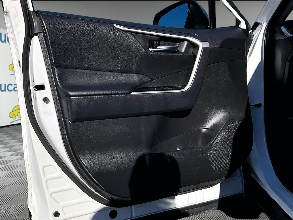 Used 2025 White Toyota XLE image 9