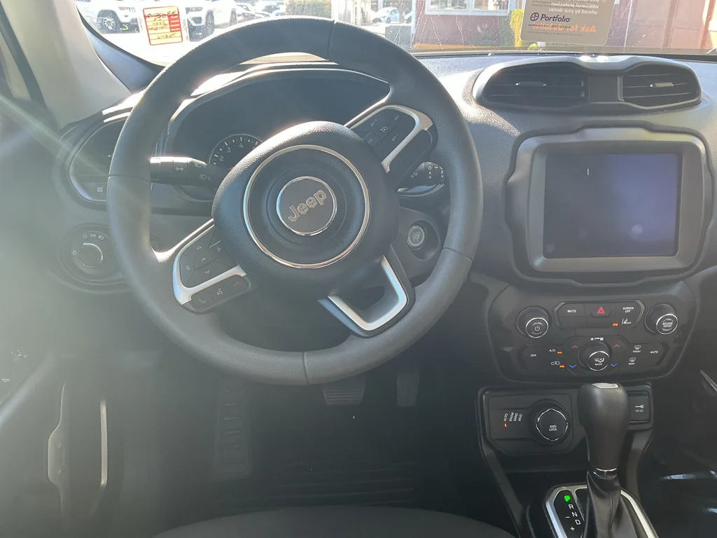 Used 2023 Alpine White Clearcoat Jeep Latitude image 9