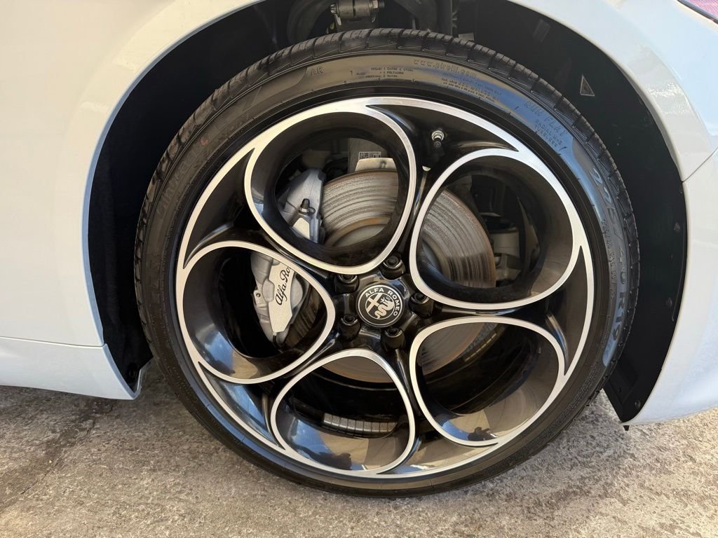 New 2025 Moonlight Gray Metallic Exterior Paint Alfa Romeo Base image 3
