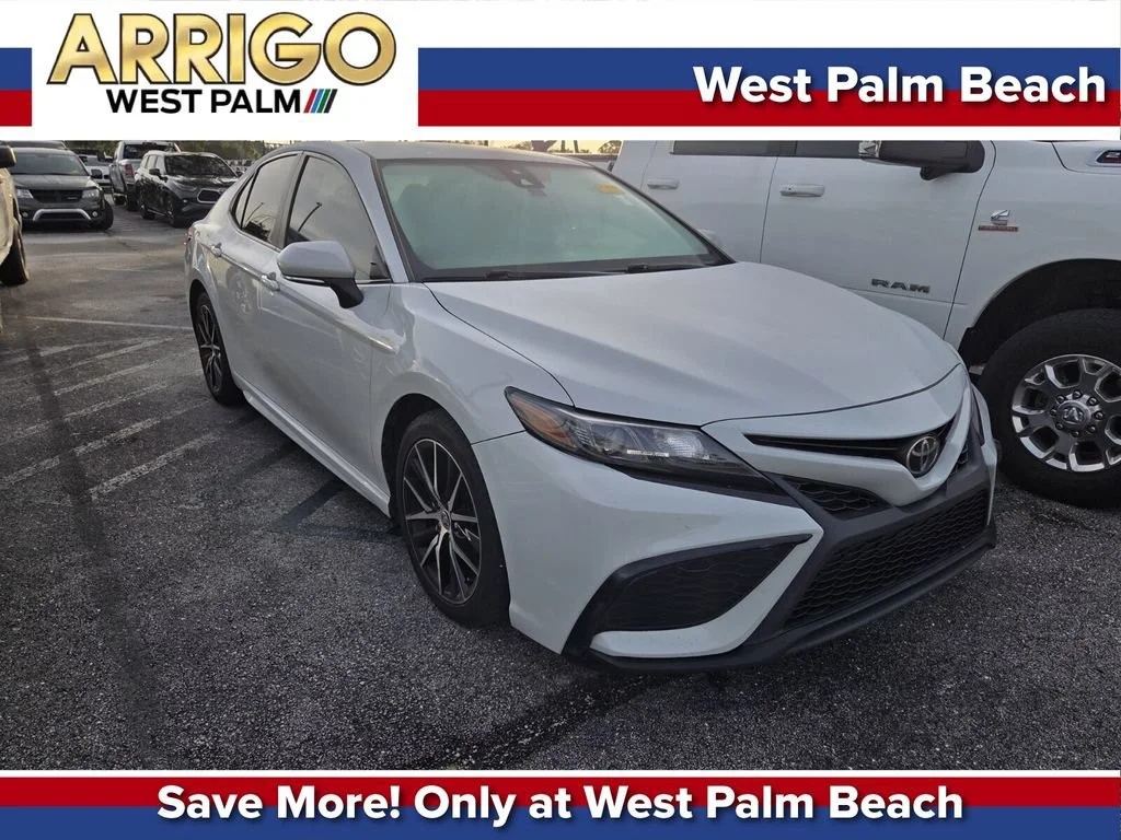 Used 2022 Ice Toyota SE image 1