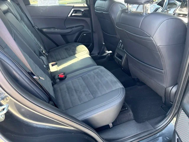 Used 2025  Mitsubishi  image 26