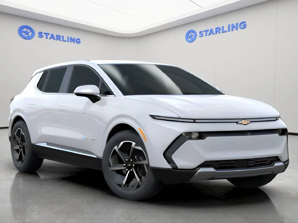 Used 2025 Summit White Chevrolet LT image 7