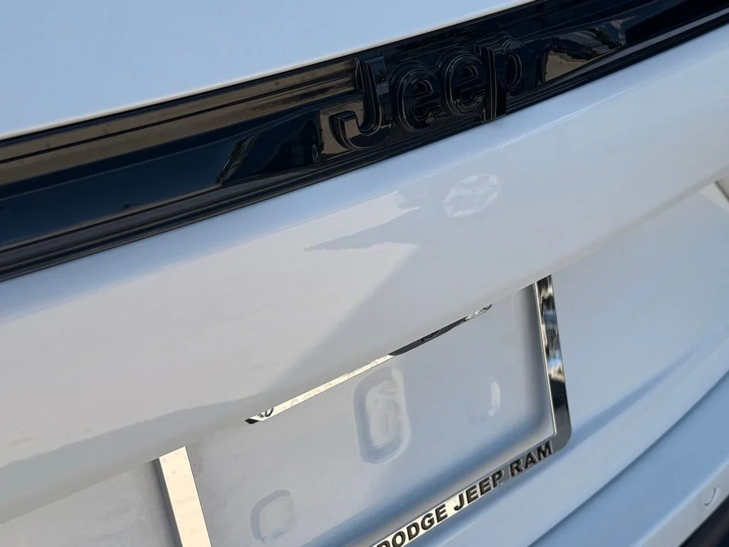 New 2026 Bright White Clear-Coat Exterior Paint Jeep Altitude image 33