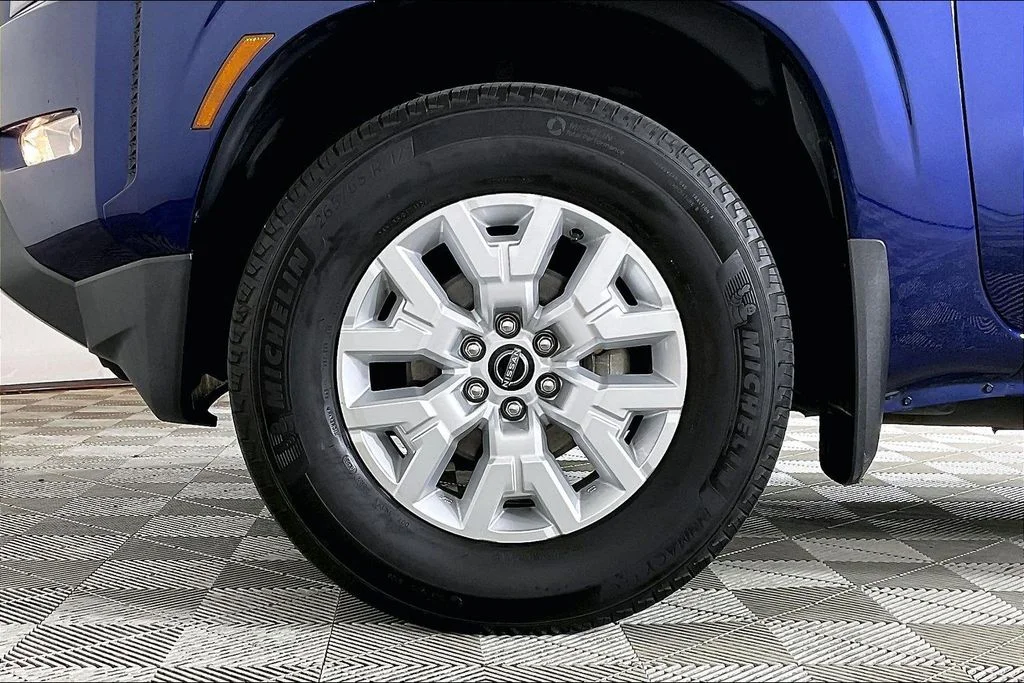 Used 2022 Blue Nissan SV image 8
