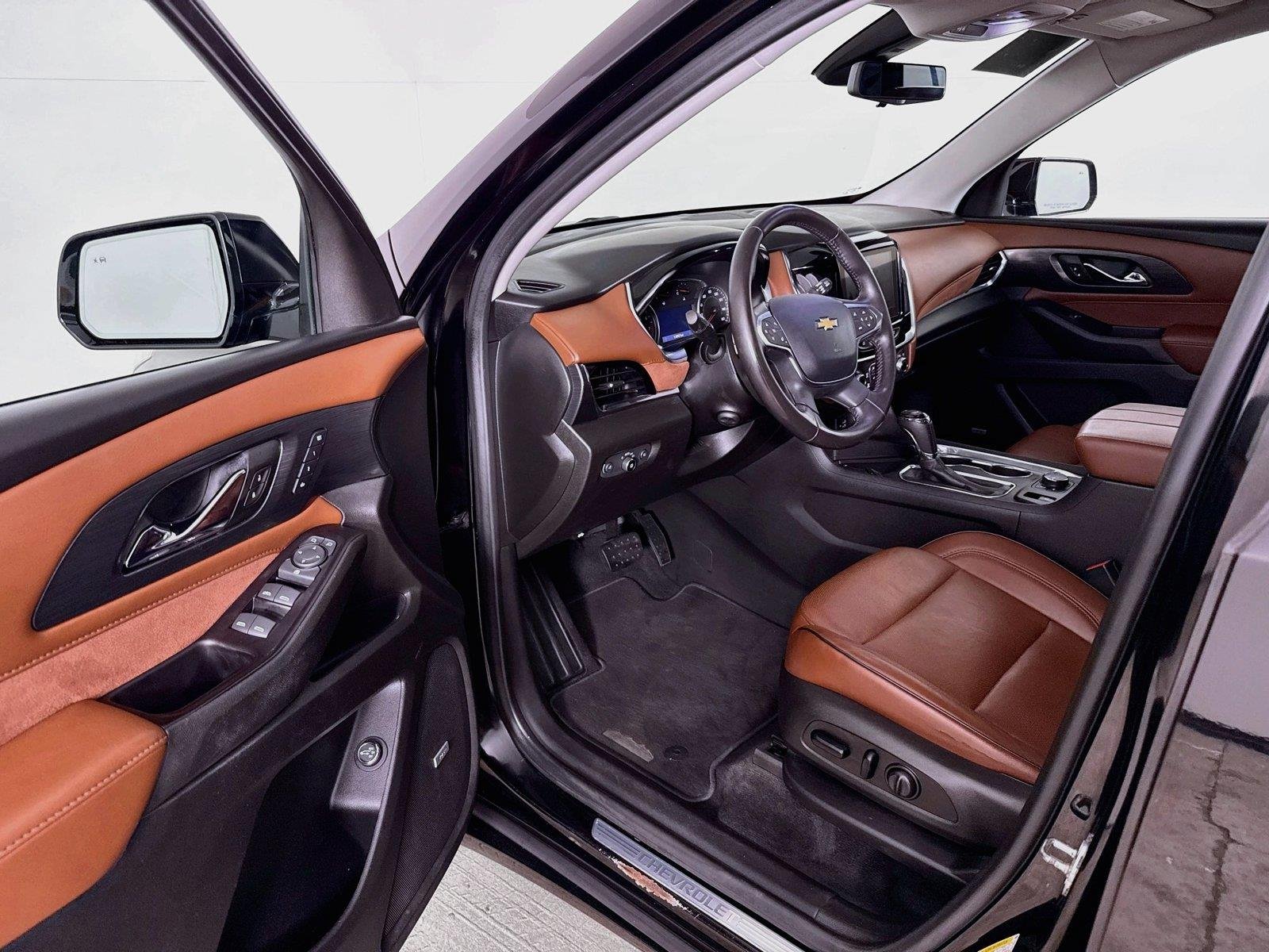 Used 2020 MOSAIC BLACK METALLIC Chevrolet High Country image 3