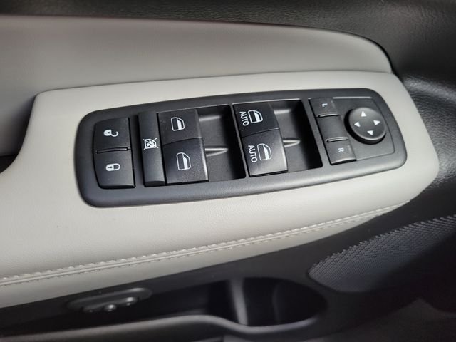 Used 2018 Bright White Clearcoat Jeep Limited image 31