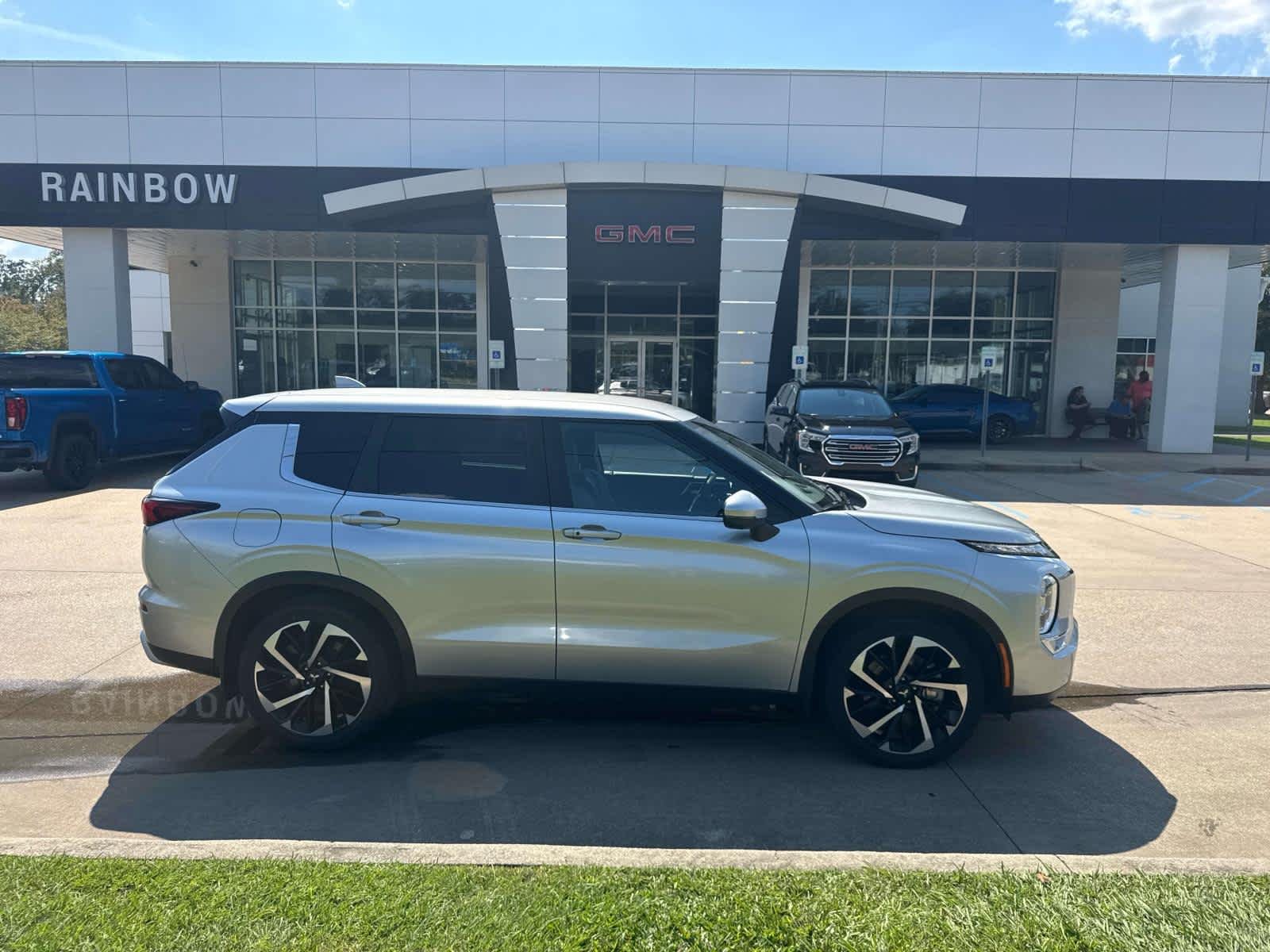 2023 Mitsubishi Outlander SE