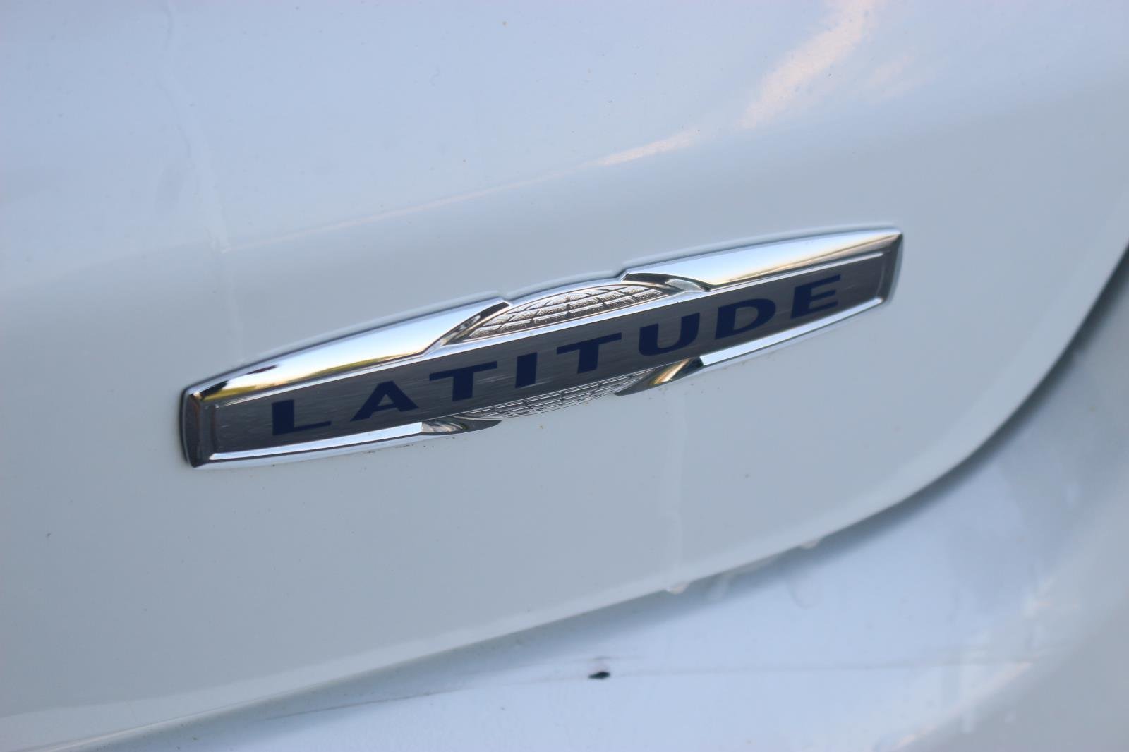 Used 2024 White Jeep Latitude image 10