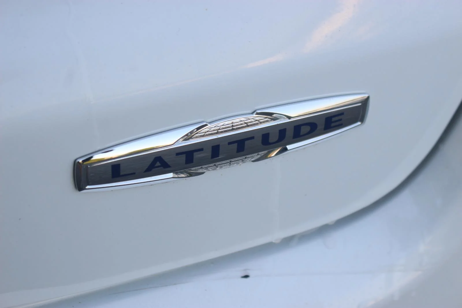 Used 2024 White Jeep Latitude image 10