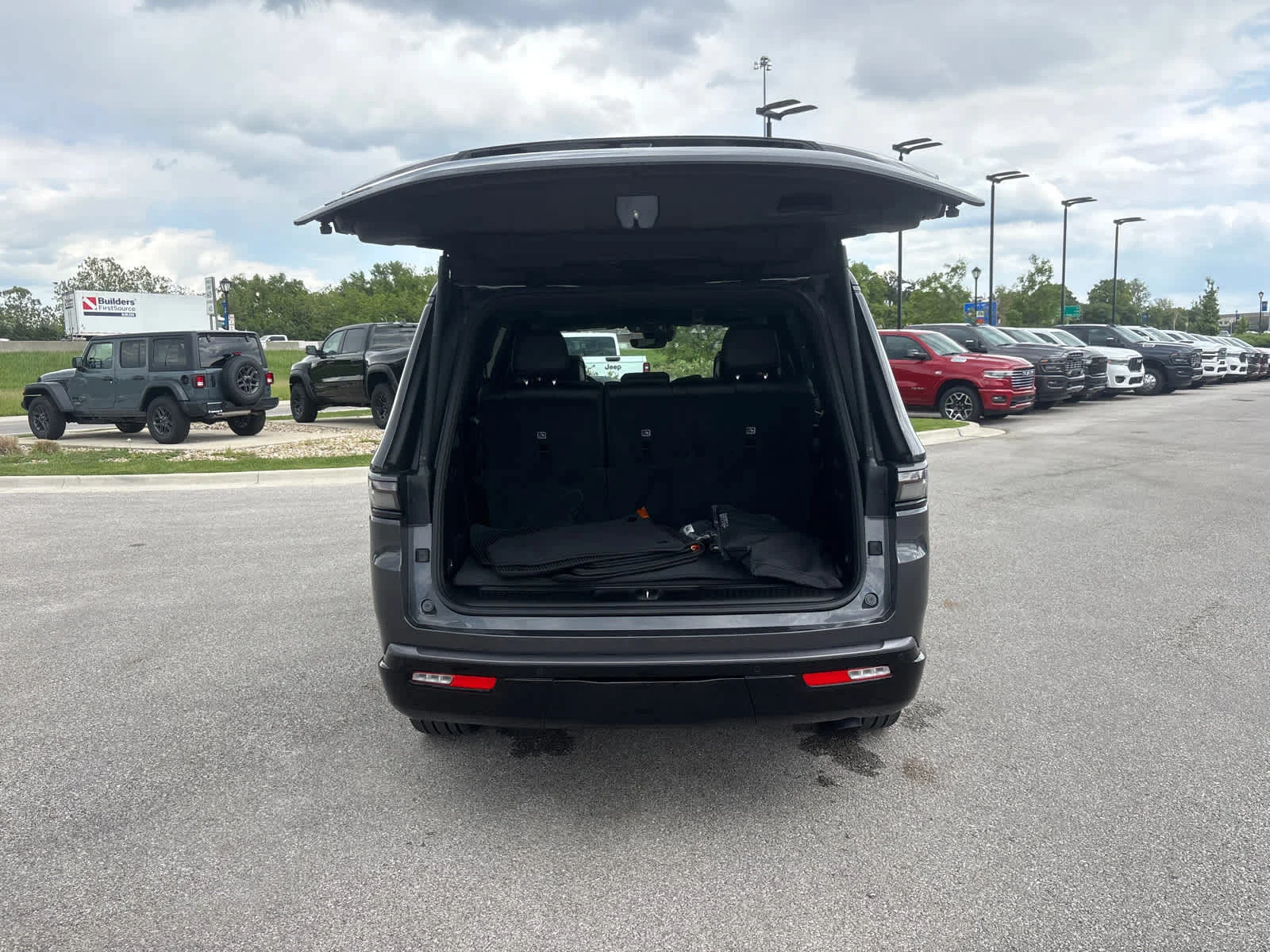 New 2026 Baltic-Gray Metallic Clear-Coat Exterior Paint Jeep Limited Reserve image 11