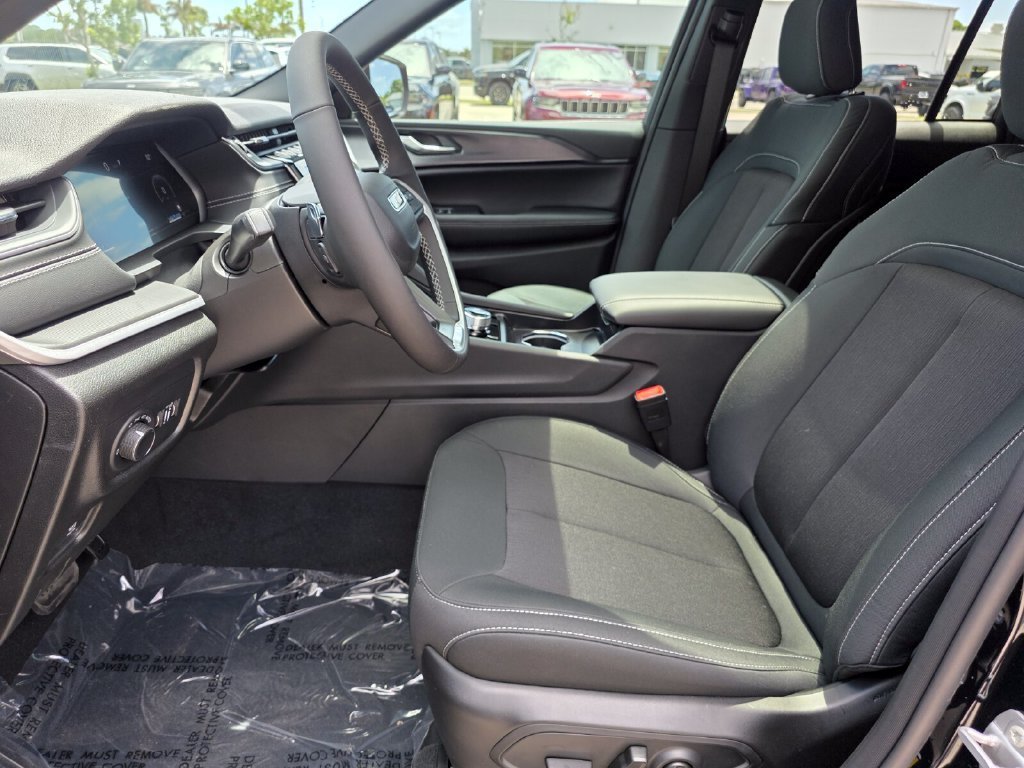 New 2026 Diamond Black Crystal Pearl-Coat Exterior Paint Jeep Laredo X image 14