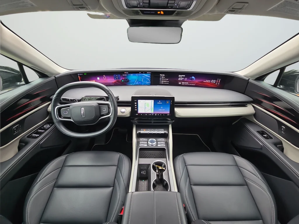 Used 2025 Silver Lincoln Premiere image 9