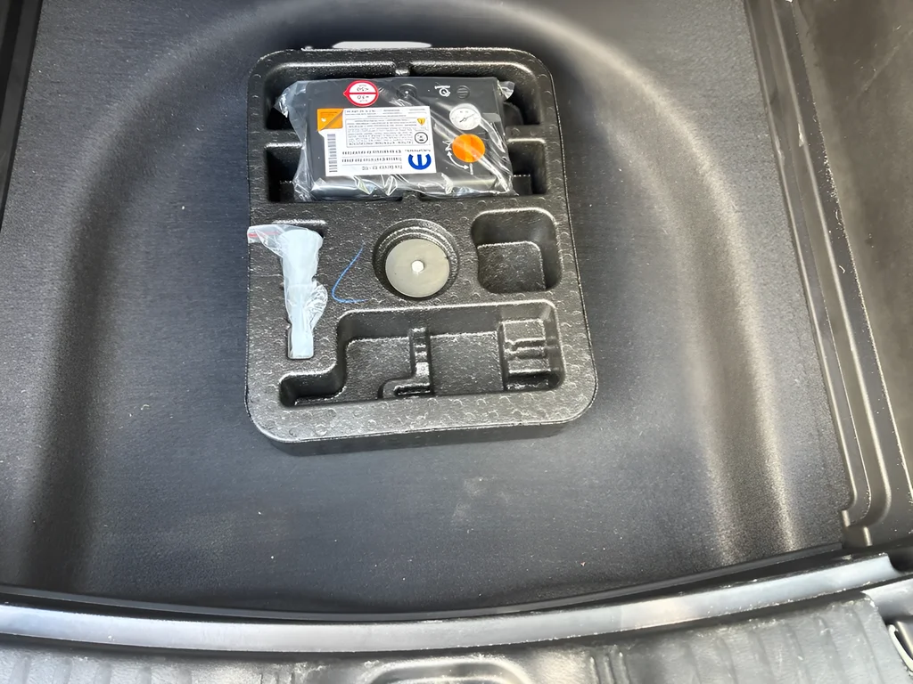 Used 2025 Bright White Clearcoat Jeep Latitude image 35