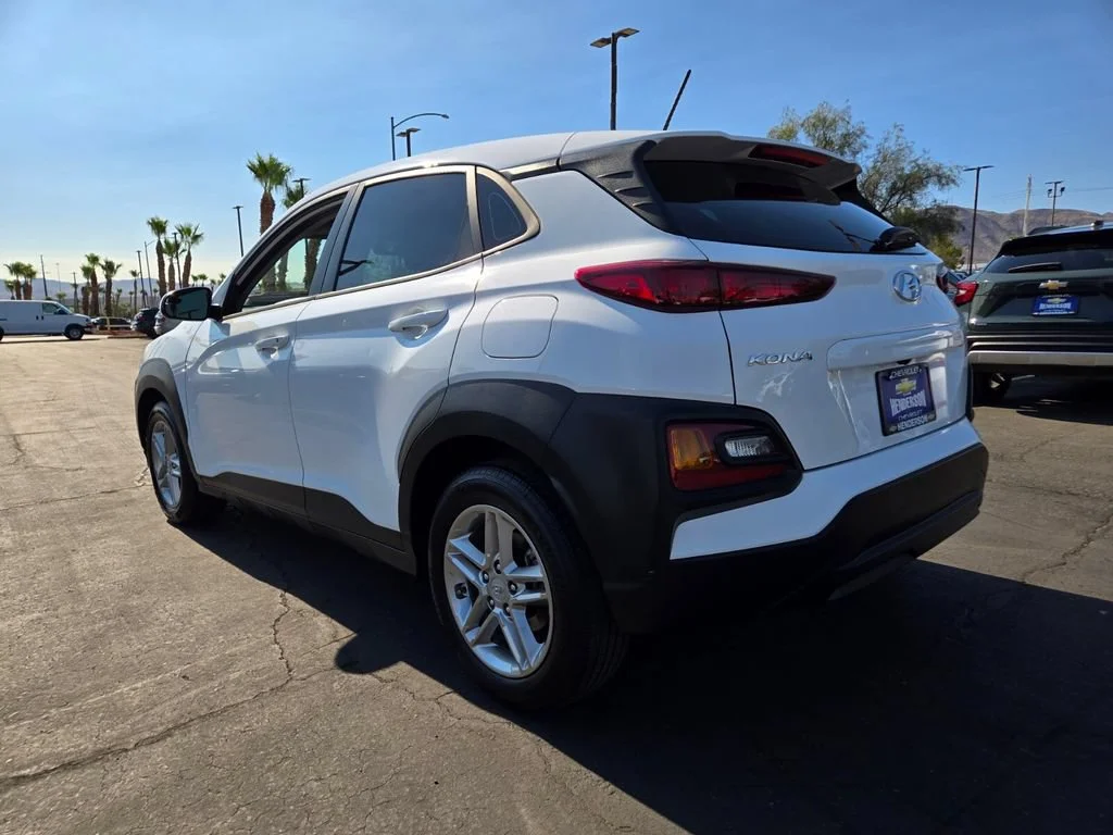 Used 2021 Lunar White Hyundai SE image 4
