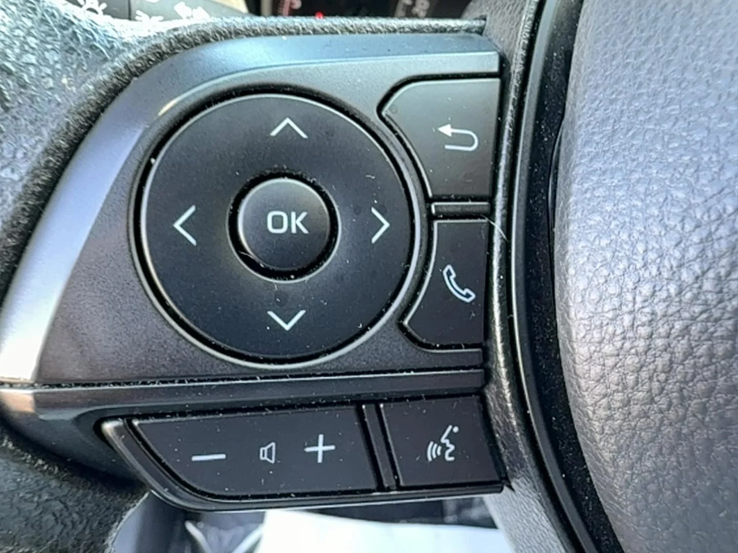 Used 2025 White Toyota XLE image 15