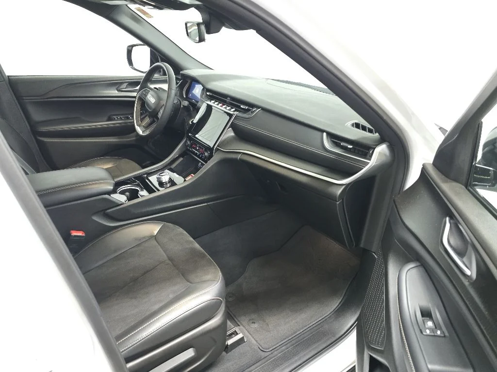 Used 2023 White Jeep Altitude image 15