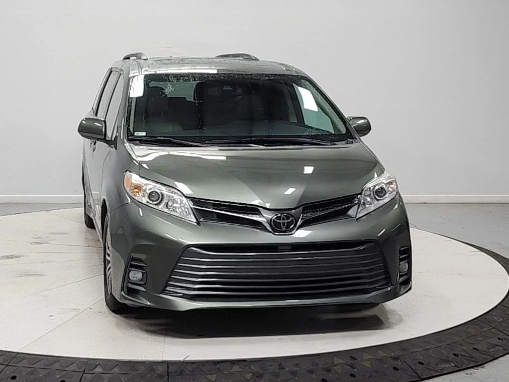 Used 2020 Green Toyota XLE Premium image 3