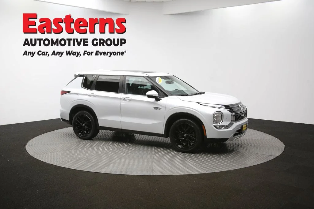Used 2023 White Mitsubishi SE image 48