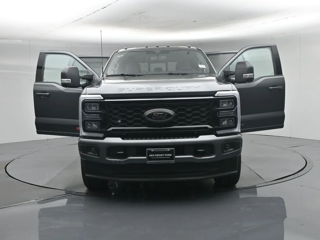 New 2026 Carbonized Gray Metallic Ford XLT image 32