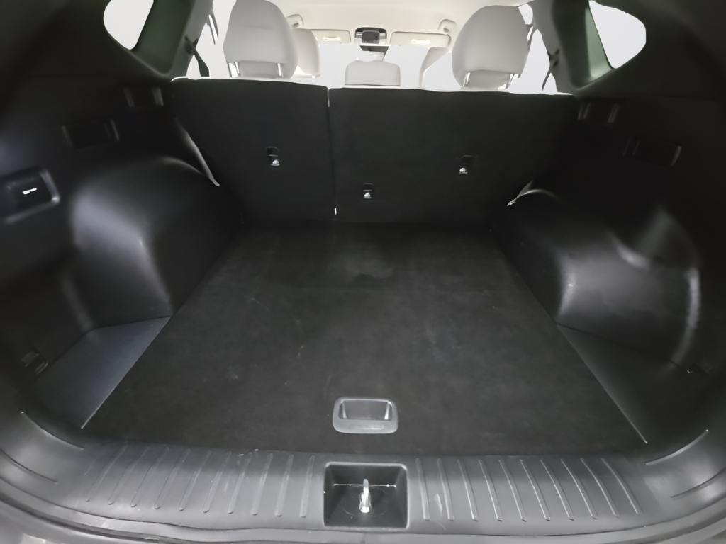 Used 2025 White Hyundai SEL image 18