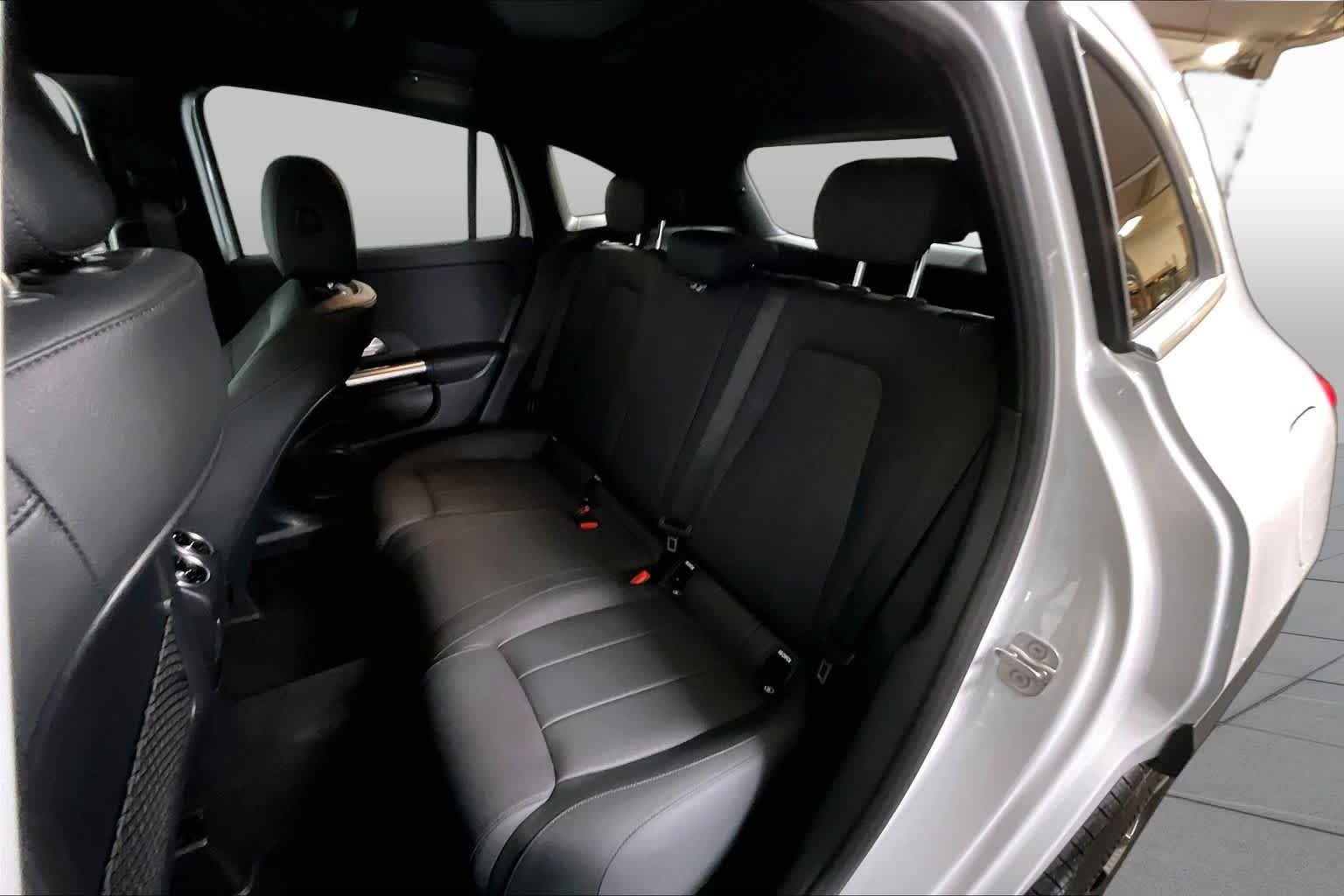 Used 2024 Digital White Metallic Mercedes-Benz GLA 250 image 21