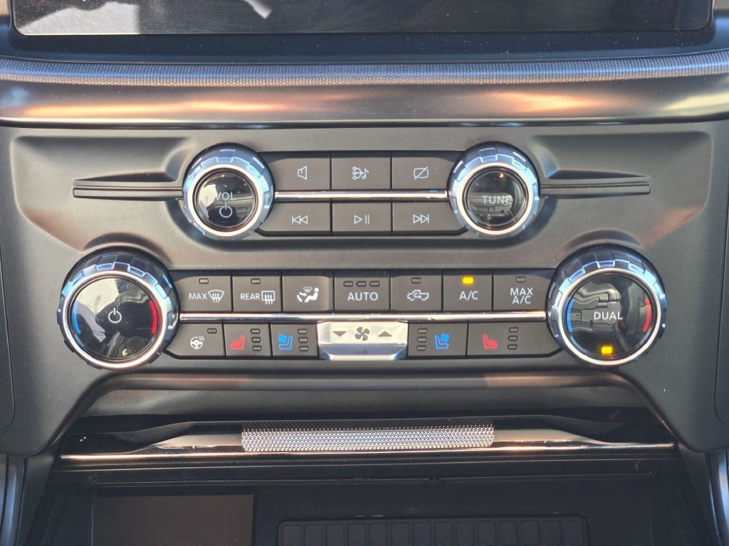 Used 2024 Gray Metallic Ford Lariat image 30