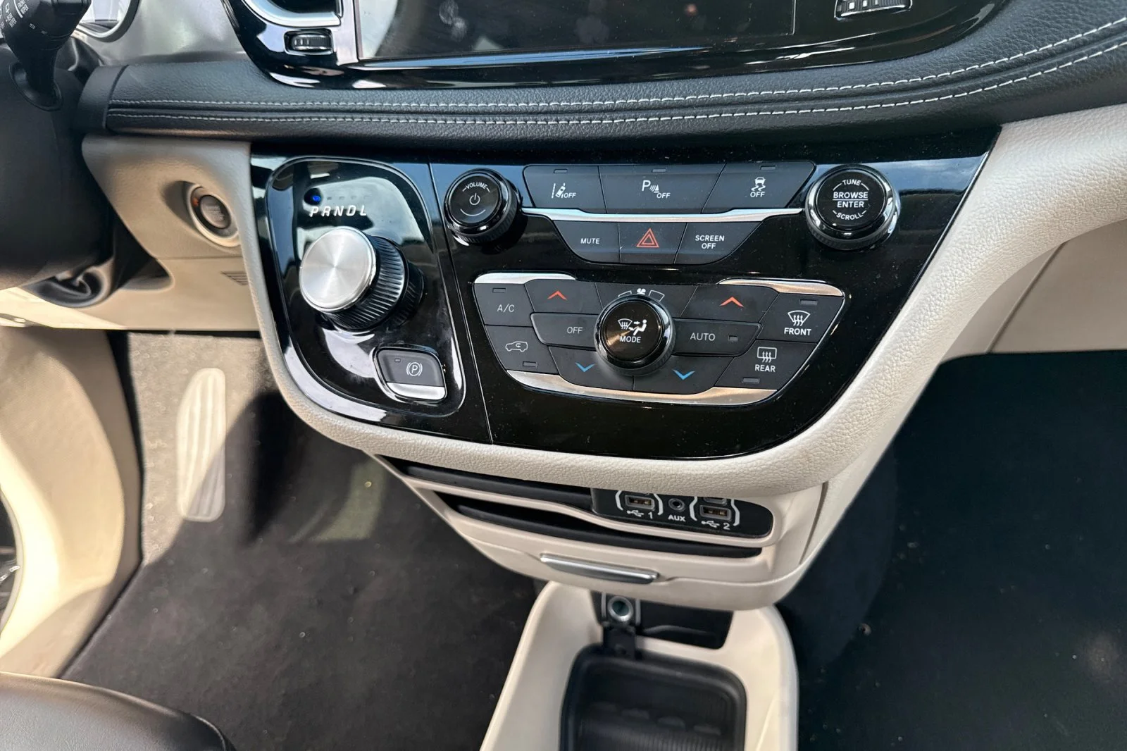 Used 2023 Black Chrysler Hybrid Touring L image 17