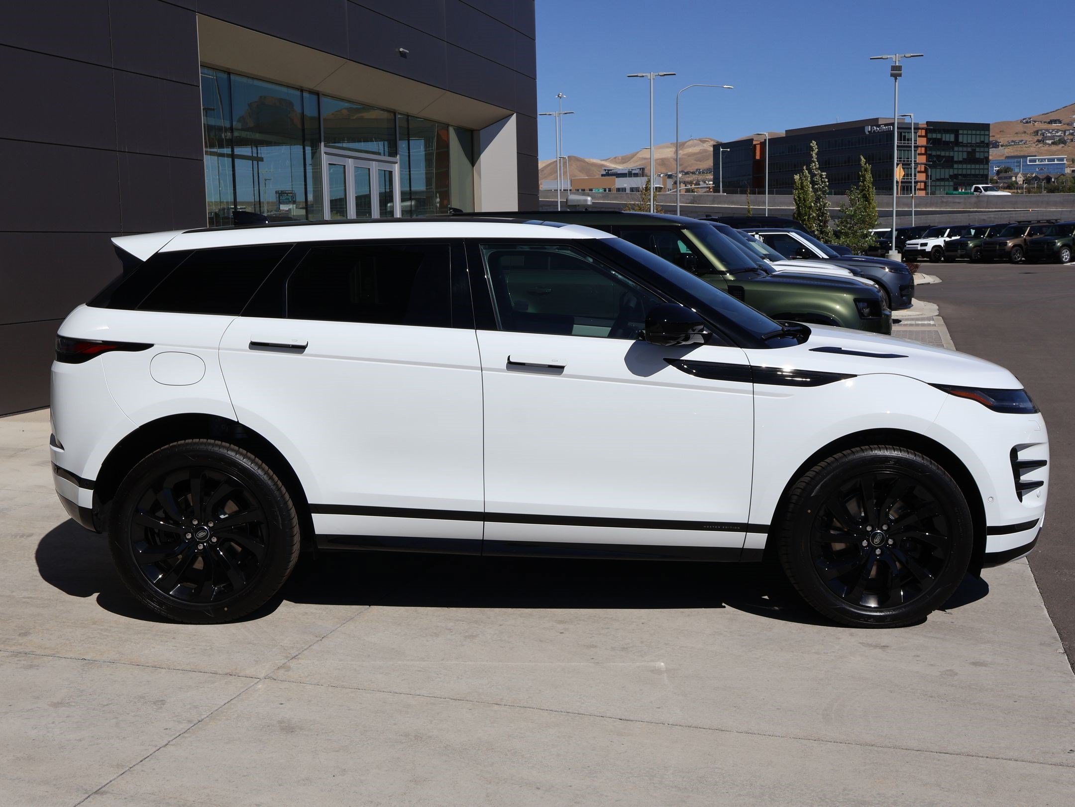 New 2026 Fuji White LAND ROVER Hoxton Edition image 4