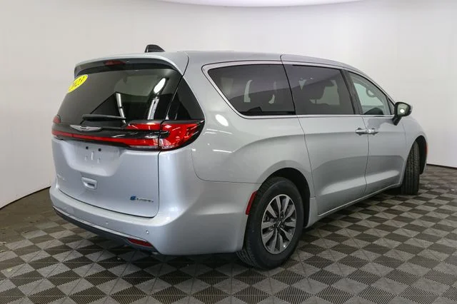 Used 2023 Silver Chrysler Touring L image 13