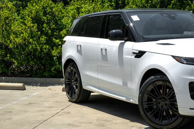 New 2026 Ostuni Pearl White Premium Metallic Land Rover Dynamic SE image 8