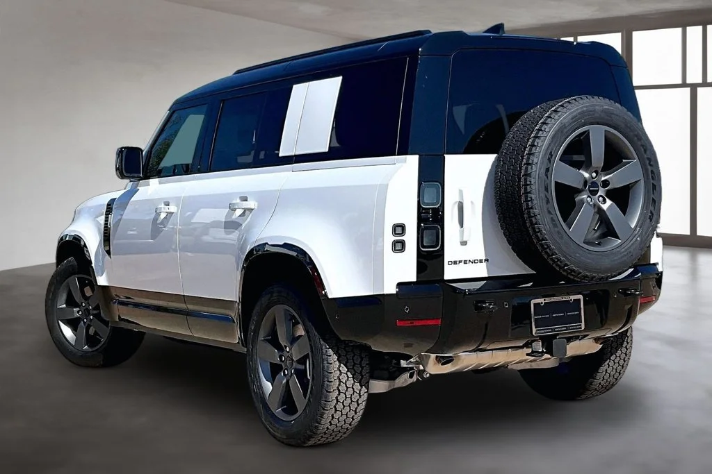 New 2026 White Land Rover X-Dynamic SE image 3