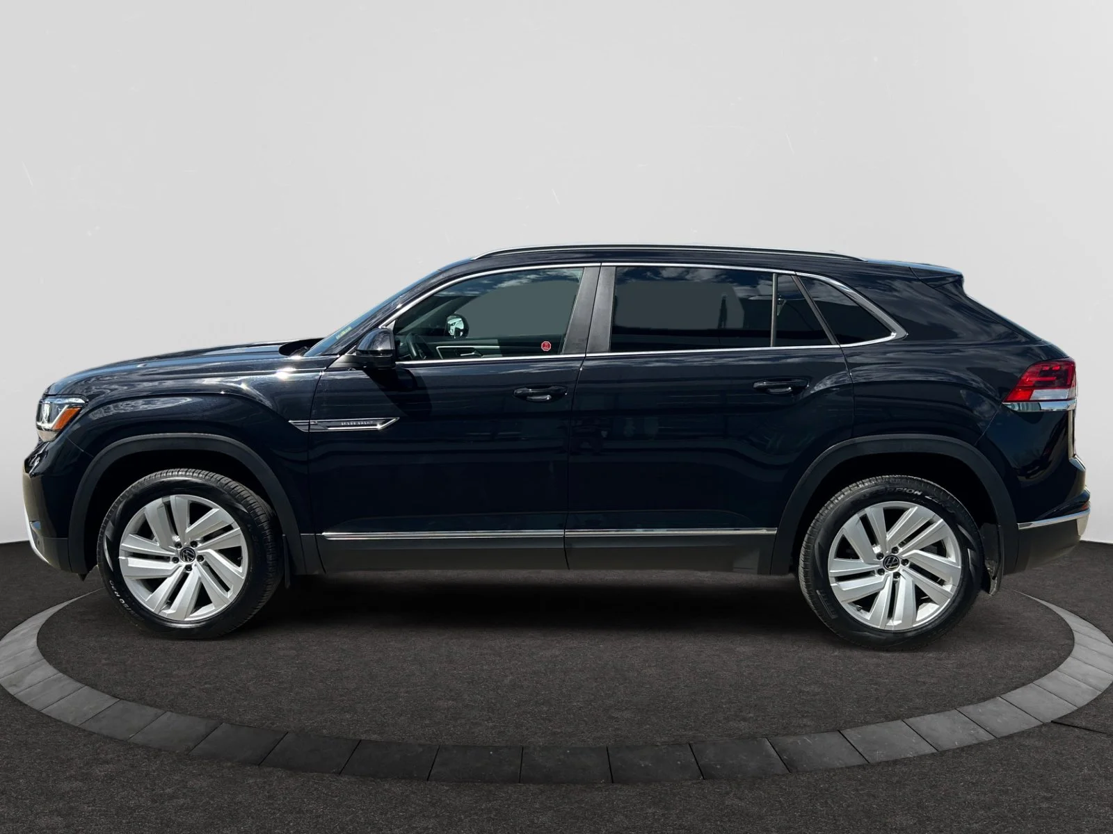 Used 2021 Black Volkswagen HIGHLINE image 2