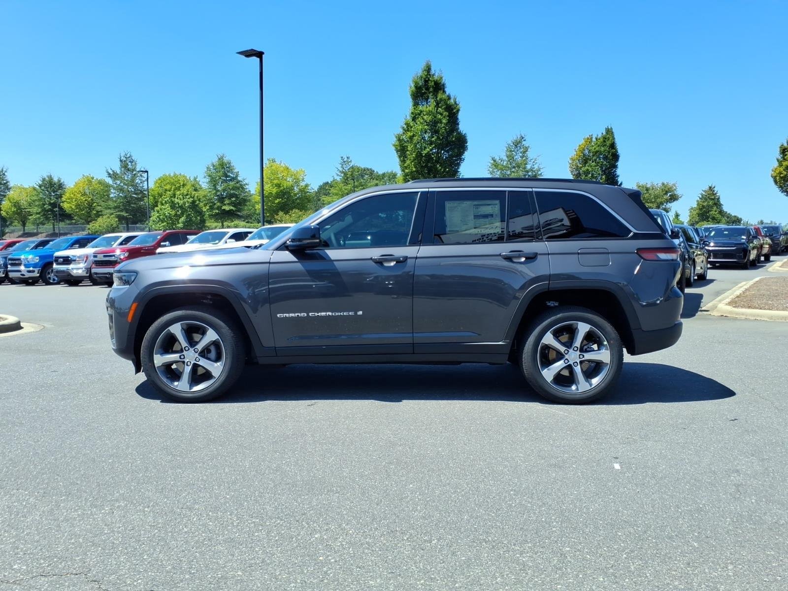 New 2026 Baltic Gray Metallic Clear-Coat Exterior Paint Jeep Limited image 3
