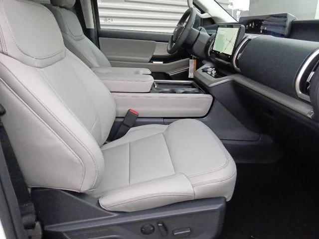 New 2025 Star White Metallic Tri-Coat Ford Active image 33
